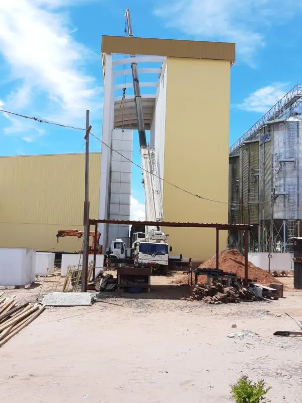 Instalação de montagem de silos metálicos